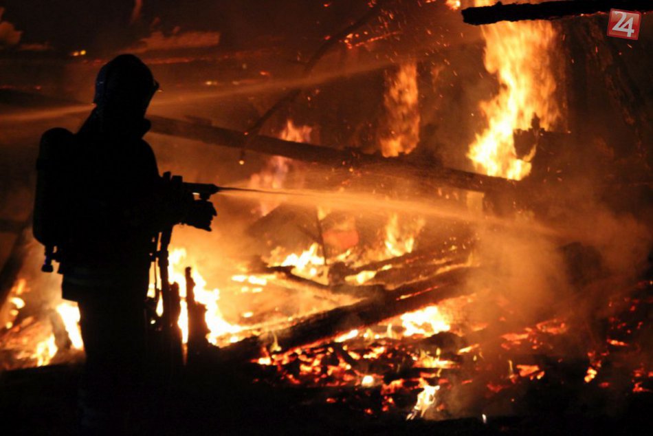 Ilustračný obrázok k článku Nočný zásah hasičov v obci pri Brezne. Na mieste požiaru aj zranená osoba!