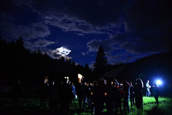 Ilustračný obrázok k článku Magická noc na Horehroní: Astrovlak je tu opäť! Prvý zimný dopraví prázdninujúce deti do skanzenu