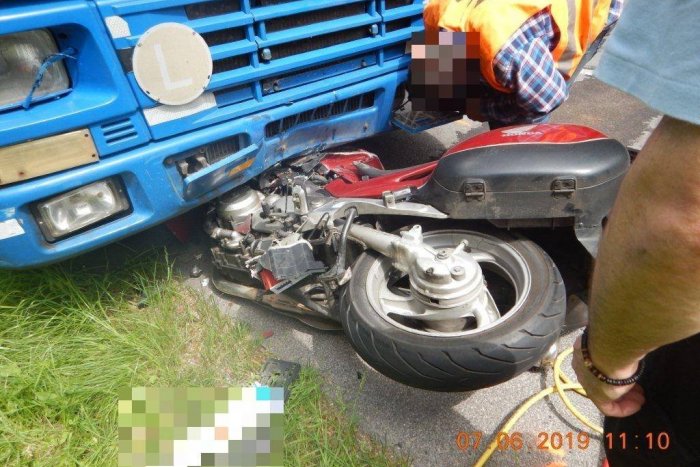 Ilustračný obrázok k článku Pri Sihle motocyklista nezvládol prejazd zákrutou, ťažko sa zranil, FOTO