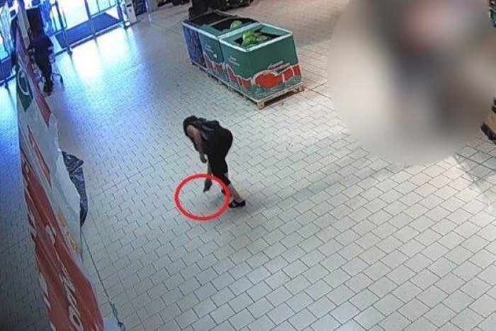 Ilustračný obrázok k článku Žena v obchodnom dome v Brezne našla peňaženku a nechala si ju, skončila v rukách polície, FOTO