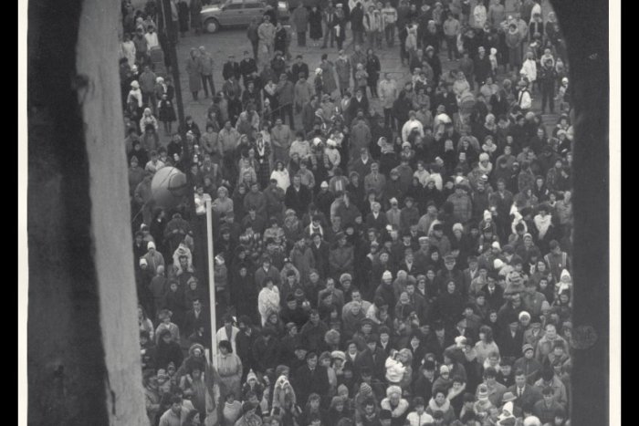 Ilustračný obrázok k článku Nežná revolúcia zasiahla aj Brezno: Zlomové okamihy Novembra 89 deň po dni, FOTO